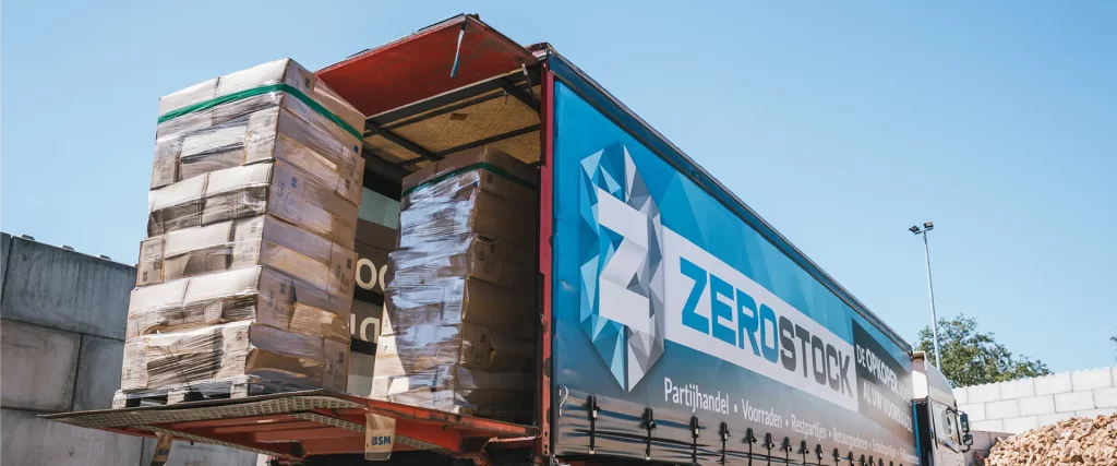 Het laden van een restpartij in een vrachtwagen van opkoper Zerostock